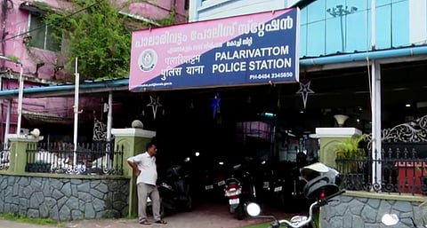 സ്പായിൽ പോയത് ഭാര്യയെ അറിയിക്കുമെന്ന് ഭീഷണി; പാലാരിവട്ടത്ത് പൊലീസുകാരനെ ഭീഷണിപ്പെടുത്തി പണം തട്ടി മേലുദ്യോഗസ്ഥൻ