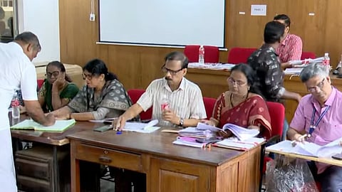 പാർട്ടികൾക്ക് പലയിടത്തും  സ്ഥാനാർഥികളില്ല; സൂക്ഷ്മ പരിശോധന കഴിഞ്ഞതോടെ വെട്ടിലായി മുന്നണികൾ 