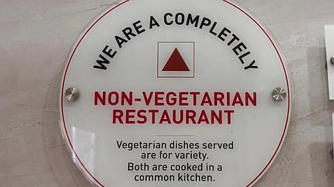 റെസ്റ്റോറൻ്റിലെ സൈൻ ബോർഡ്