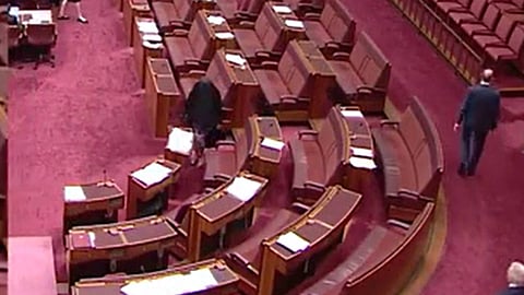 ബുർഖ നിരോധിക്കാനുള്ള ബില്ല് അവതരിപ്പിക്കാൻ അനുമതി നൽകിയില്ല;ഓസ്ട്രേലിയൻ സെനറ്റിൽ ബുർഖ ധരിച്ചെത്തി പോളിൻ ഹാൻസൺ, ഒടുവിൽ സസ്പെൻഷൻ 