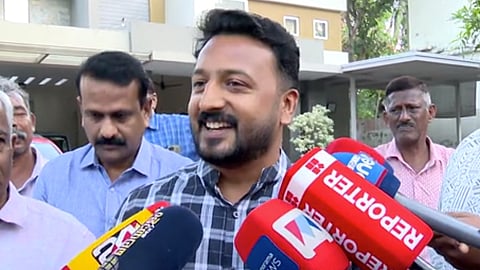 "ചെന്നിത്തലയോ കെ.സി. വേണുഗോപാലോ പറഞ്ഞത് ശ്രദ്ധയിൽപ്പെട്ടിട്ടില്ല, പ്രചാരണം നടത്തരുതെന്ന് ആരും പറഞ്ഞിട്ടില്ല"; പാലക്കാട് സജീവമായി രാഹുൽ മാങ്കൂട്ടത്തിൽ