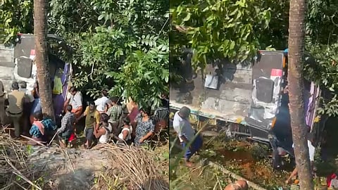 കാസർഗോഡ് ശബരിമല തീര്‍ഥാടകര്‍ സഞ്ചരിച്ച ബസ് അപകടത്തില്‍പെട്ടു; ഒരാൾക്ക് ദാരുണാന്ത്യം