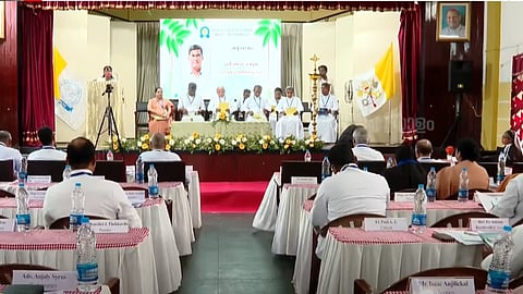 തദ്ദേശ തെരഞ്ഞെടുപ്പിൽ 
രാഷ്‌ട്രീയ നിലപാട് വ്യക്തമാക്കി ലത്തീൻ കത്തോലിക്കാ മെത്രാൻ സമിതി; സർക്കാരിനെതിരെ  ഒളിയമ്പുമായി ഇടയലേഖനം 