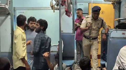 മദ്യപസംഘത്തെ പൊലീസ് പുറത്താക്കുന്നു