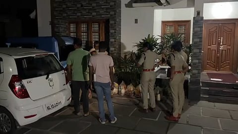 കൽപ്പറ്റയിൽ യുഡിഎഫ് സ്ഥാനാർഥിയുടെ വീട്ടിൽ നിന്ന്  
ഭക്ഷ്യക്കിറ്റുകൾ പിടികൂടി