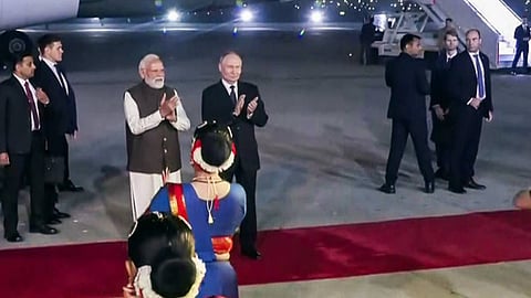 പുടിനെ വിമാനത്താവളത്തിലെത്തി നേരിട്ട് സ്വീകരിച്ച് പ്രധാനമന്ത്രി; മടങ്ങിയത് ഒരേ കാറിൽ

