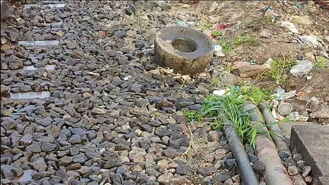 പച്ചാളത്ത് റെയിൽവേ ട്രാക്കിൽ കണ്ടെത്തിയ ആട്ടുകല്ല്