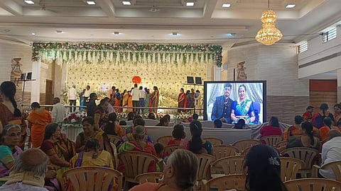 ഹുബ്ബള്ളിയിൽ നടന്ന ചടങ്ങിൽ വധൂവരന്മാർ വിർച്വലായി പങ്കെടുക്കുന്നു