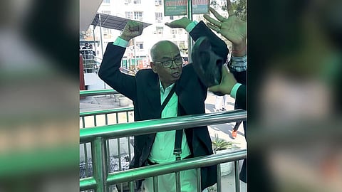 മുന്‍ ചീഫ് ജസ്റ്റിസ് ബി.ആര്‍. ഗവായിയെ ഷൂ എറിഞ്ഞ അഭിഭാഷകന് മര്‍ദനം; ഡല്‍ഹിയിലെ കോടതിയില്‍ വച്ച് ആക്രമിച്ചത് ചെരുപ്പുമായി