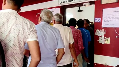 തദ്ദേശ തെരഞ്ഞെടുപ്പ്: ആദ്യഘട്ടം പൂർണം, ഏറ്റവും കൂടുതൽ പോളിങ് എറണാകുളത്ത്; കുറവ് പത്തനംതിട്ടയിൽ