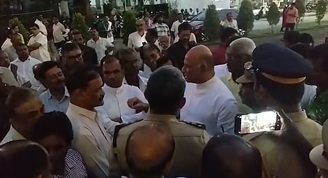 സിറോ മലബാർ സഭയിൽ വീണ്ടും കുർബാന തർക്കം; അങ്കമാലി അതിരൂപത ബസലിക്കയിൽ ഇരുവിഭാഗത്തിൻ്റെയും കുർബാന തടഞ്ഞ് പൊലീസ് 