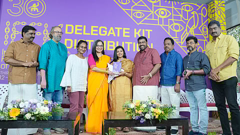 ലിജോമോൾ ജോസ് ഡോ. ദിവ്യ എസ്. അയ്യരിൽ നിന്ന് ആദ്യ ഡെലിഗേറ്റ് കിറ്റ് ഏറ്റുവാങ്ങുന്നു