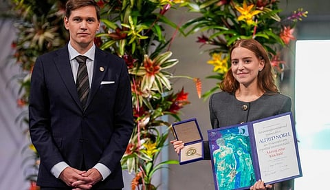 മച്ചാഡോയ്ക്കായി നൊബേല്‍ സമ്മാനം ഏറ്റുവാങ്ങി മകള്‍; ആദര സൂചകമായി ഓസ്ലോയില്‍ പന്തംകൊളുത്തി പ്രകടനം