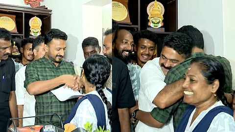 വിജയികൾ രാഹുലിനെ ആശ്ലേഷിക്കുന്നു