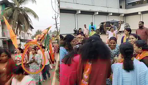 തോല്‍വിക്ക് പിന്നാലെ എല്‍ഡിഎഫ് സ്ഥാനാര്‍ഥി പോയത് ബിജെപി പ്രകടനത്തിന്, മണ്ണാര്‍ക്കാട് ബിജെപി നേതാവിനൊപ്പം നൃത്തം ചെയ്യുന്ന വീഡിയോ പുറത്ത്