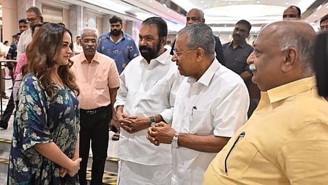 സര്‍ക്കാരിന്റെ ക്രിസ്മസ് വിരുന്നില്‍ അതിഥിയായി ഭാവന; ചിത്രം പങ്കുവച്ച് മന്ത്രി വി. ശിവന്‍കുട്ടി