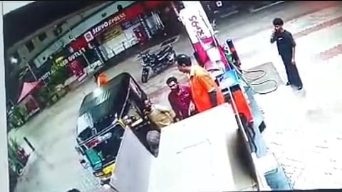 കുപ്പിയിൽ പെട്രോൾ നൽകാത്തതിൽ അതിക്രമം, ക്യാനിൽ പെട്രോൾ വാങ്ങി നിലത്തൊഴിച്ച് തീ കൊളുത്താൻ ശ്രമം; പരാതിയുമായി പമ്പുടമ
