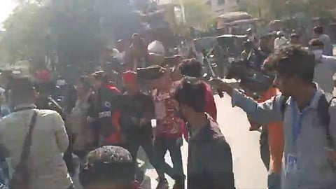  ധാക്കയ്ക്ക് പിന്നാലെ ബംഗ്ലാദേശിലെ  രണ്ട് വിസാ അപേക്ഷാ കേന്ദ്രങ്ങൾ കൂടി അടച്ചുപൂട്ടി ഇന്ത്യ
