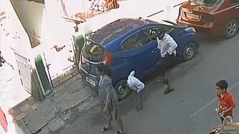 ബെംഗളൂരുവിൽ വീടിനടുത്ത് കളിച്ചുകൊണ്ടിരുന്ന അഞ്ച് വയസുകാരനെ ഫുട്ബോൾ പോലെ തട്ടിത്തെറിപ്പിച്ച് യുവാവ്