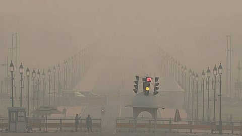 മൂടൽമഞ്ഞിലും വിഷപ്പുകയിലും മൂടി ഡൽഹി;  
വിമാന ,റോഡ് ,ട്രെയിൻ ഗതാഗതം താറുമാറായി 