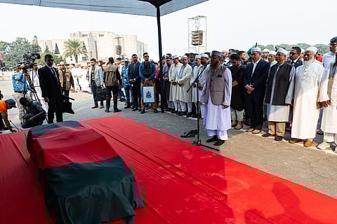 ഒസ്മാൻ ഹാദിയുടെ മൃതദേഹം സംസ്കരിച്ചു;  അന്ത്യാഭിവാദ്യം അർപ്പിക്കാൻ എത്തിയത്   ആയിരങ്ങൾ 