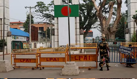 അയവില്ലാതെ തുടരുന്ന സംഘര്‍ഷം; ഇന്ത്യക്കാര്‍ക്കുള്ള വിസ സേവനങ്ങള്‍ നിര്‍ത്തിവച്ച് ഡല്‍ഹിയിലെ ബംഗ്ലാദേശ് ഹൈക്കമ്മീഷന്‍ 