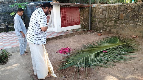 ശ്രീനിവാസന്റെ ഭൗതിക ശരീരം സംസ്കരിച്ചിടത്ത് പുഷ്പങ്ങൾ അർപ്പിക്കുന്ന സുരേഷ് ഗോപി 