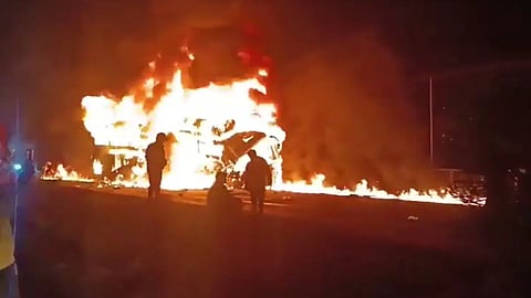 കർണാടകയിൽ ബസ് ട്രക്കുമായി കൂട്ടിയിടിച്ച് തീപിടിച്ചു; 11 മരണം