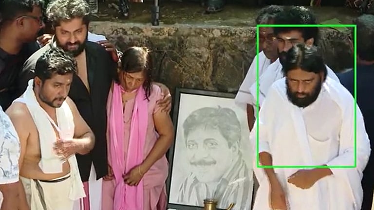 ആരും ക്ഷണിക്കാതെ എത്തി; ശ്രീനിവാസൻ്റെ സംസ്‌കാര ചടങ്ങിൻ്റെ കാർമികത്വം സ്വയം ഏറ്റെടുത്ത് സുനിൽ സ്വാമി;  ഇയാൾക്കെതിരെ പരാതി നൽകാൻ കുടുംബം