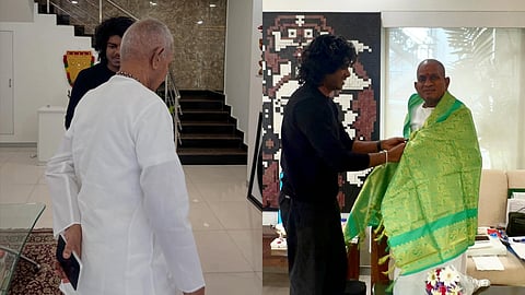 ഇളയരാജയെ പൊന്നാട അണിയിച്ച് വേടൻ