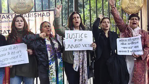 'ഉന്നാവോ അതിജീവിതയ്ക്ക് നീതി ലഭ്യമാക്കണം': മുംതാസ് പട്ടേലിൻ്റെ നേതൃത്വത്തിൽ പാർലമെൻ്റിന് മുന്നിൽ പ്രതിഷേധം