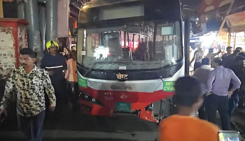 മുംബൈയില്‍ ബസ് കാല്‍നട യാത്രക്കാര്‍ക്കുമേല്‍ ഇടിച്ചുകയറി, നാല് പേര്‍ മരിച്ചു; ഒന്‍പത് പേര്‍ക്ക് പരിക്ക് 