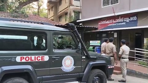 മലപ്പുറത്ത് വീട്ടിൽ അത്രിക്രമിച്ച് കയറി അഞ്ചംഗ സംഘത്തിൻ്റെ ആക്രമണം; കുട്ടിയുൾപ്പെടെ നാല് പേർക്ക് പരിക്ക്