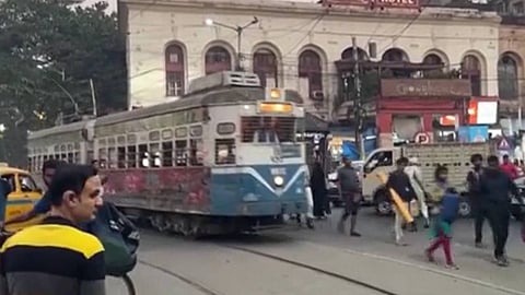 കൊൽക്കത്തയുടെ വീഥികൾ ഭരിച്ചിരുന്ന ട്രാമുകൾ അപ്രത്യക്ഷമാകുന്നോ?