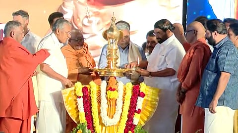 ബുൾഡോസർ രാജ് വിവാദങ്ങൾക്കിടെ കേരള, കർണാടക മുഖ്യമന്ത്രിമാർ ഒരേ വേദിയില്‍; സിദ്ധരാമയ്യ സംസാരിക്കുമ്പോൾ വേദിയിലുണ്ടാകില്ലെന്ന് പിണറായി