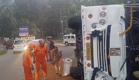 ഇടുക്കിയില്‍ ശബരിമല തീര്‍ഥാടകര്‍ സഞ്ചരിച്ച ബസ് മറഞ്ഞു; 12 പേര്‍ക്ക് പരിക്ക്