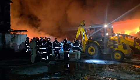 കോഴിക്കോട് മാലിന്യ സംസ്‌കരണ ഫാക്ടറിയില്‍ വന്‍ തീ പിടിത്തം; പ്ലാന്റും കെട്ടിടവും കത്തി നശിച്ചു 
