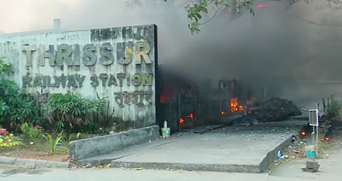 അപകടകാരണം ഇലക്‌ട്രിക്ക് ലൈൻ അല്ല; തൃശൂർ റെയിൽവേ സ്റ്റേഷൻ തീപിടിത്തത്തിൽ വിശദീകരണവുമായി റെയിൽവേ