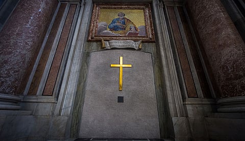 വിശുദ്ധ വര്‍ഷത്തിന് സമാപനം; വത്തിക്കാനിലെ സെന്റ് പീറ്റേഴ്സ് ബസിലിക്കയിലെ വിശുദ്ധ വാതില്‍ അടച്ചു