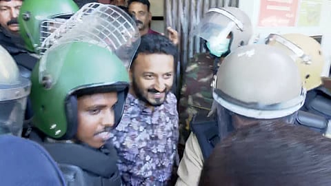 രാഹുൽ താമസിച്ച ഹോട്ടൽ മുറിയിൽ പരിശോധന; മൊബൈൽ ഫോൺ കണ്ടെത്തി