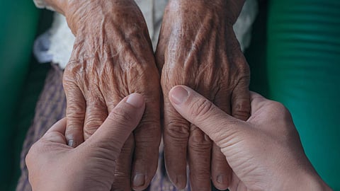 വൃദ്ധരായ മാതാപിതാക്കളെ നോക്കിയില്ലെങ്കിൽ 
പണി കിട്ടും! സർക്കാർ ജീവനക്കാരുടെ 10% സാലറി കട്ട് ചെയ്യാൻ തെലങ്കാന സർക്കാർ