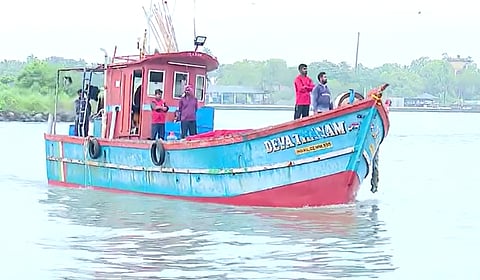 25000ത്തിൽ നിന്ന് 15,000ത്തിലേക്ക്! ഇതര സംസ്ഥാന മത്സ്യബന്ധന ബോട്ടുകളുടെ യൂസർ ഫീ കുത്തനെ കുറച്ചു; പ്രതിഷേധവുമായി കേരളത്തിലെ മത്സ്യത്തൊഴിലാളികൾ