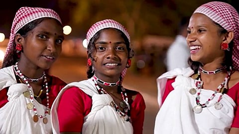 അരികുജീവിതങ്ങൾ പുനർജനിച്ച പണിയനൃത്ത വേദി; പ്രതിസന്ധികൾക്കിടയിലും ജൈവതാളങ്ങളിലേക്ക് അലിഞ്ഞിറങ്ങിയ 12 കുട്ടികലാകാരന്മാർ 
