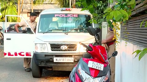 എറണാകുളത്ത് ആറ് വയസുകാരിയും അച്ഛനും മരിച്ച നിലയിൽ; മൃതദേഹങ്ങൾ കണ്ടെത്തിയത് വീടിനുള്ളിൽ നിന്ന് 