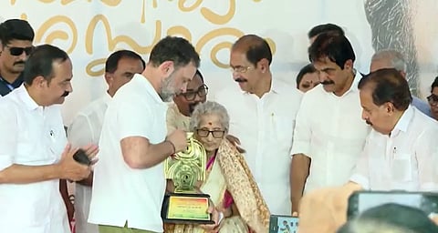 പ്രിയദർശിനി സാഹിത്യ പുരസ്കാരം പ്രൊഫ. എം. ലീലാവതിക്ക് രാഹുൽ ഗാന്ധി  സമ്മാനിക്കുന്നു