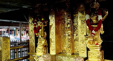 ശബരിമല സ്വർണക്കൊള്ള: കൊടിമരം മാറ്റി സ്ഥാപിച്ചതിലും അന്വേഷണം വേണം; രണ്ട് പതിറ്റാണ്ടിലധികം കാലത്തെ ഇടപാടുകൾ പരിശോധിക്കണമെന്നും ഹൈക്കോടതി