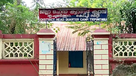 സർക്കാർ ഉത്തരവിന് പുല്ലുവില; എആർ ക്യാംപിലെ താൽക്കാലിക ജീവനക്കാരനെ കൊണ്ട് വീട്ടുപണി ചെയ്യിച്ച് കമാൻഡൻ്റ്  