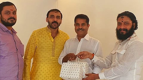 ഉണ്ണികൃഷ്ണൻ പോറ്റിയുമായി അടൂർ പ്രകാശ് ബെംഗളൂരുവിലും കൂടിക്കാഴ്ച നടത്തി; കൂടുതൽ ചിത്രങ്ങൾ പുറത്ത്