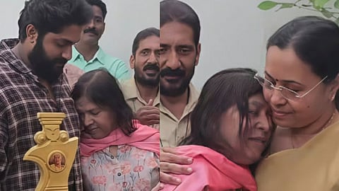 ഉണ്ണിക്കൃഷ്ണൻ നമ്പൂതിരി സ്‌മാരക ട്രസ്റ്റ്‌ പുരസ്കാരം ഏറ്റുവാങ്ങിയ ശേഷം ശ്രീനിവാസന്റെ കുടുംബം