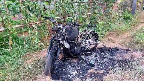 പയ്യന്നൂരിൽ വി. കുഞ്ഞികൃഷ്ണൻ അനുകൂല പ്രകടനത്തിൽ പങ്കെടുത്തയാളുടെ  ബൈക്ക് കത്തിച്ചു